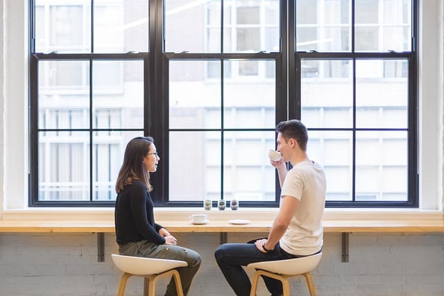 Dos personas hablando