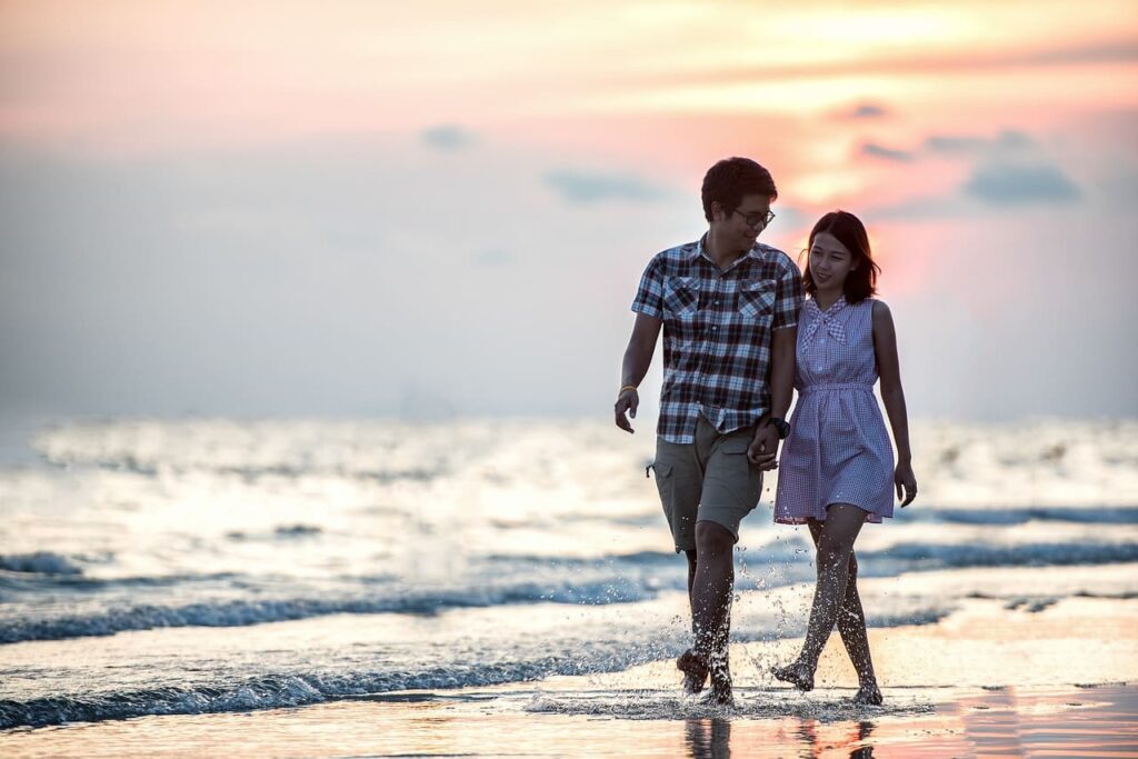 Dos personas caminando juntas en la playa